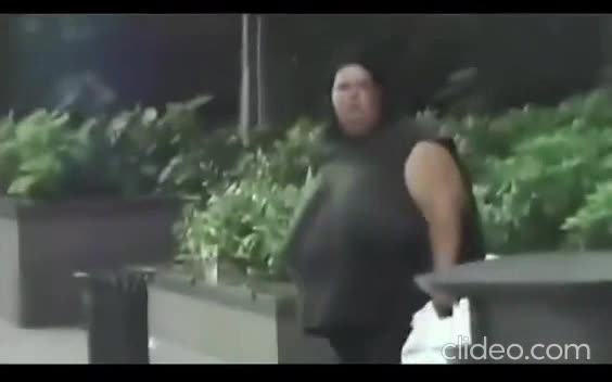 POV: le clodo, à qui t'as filé un euro en passant, te sauve d'un titan !