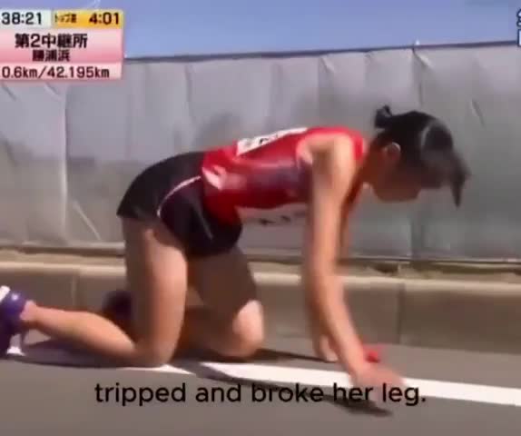 2018, la marathonienne japonaise Rei Iida a fait preuve d'une détermination incroyable en rampant sur les 300 derniers mètres après s'être cassé la jambe pour s'assurer que son équipe puisse quand même continuer.