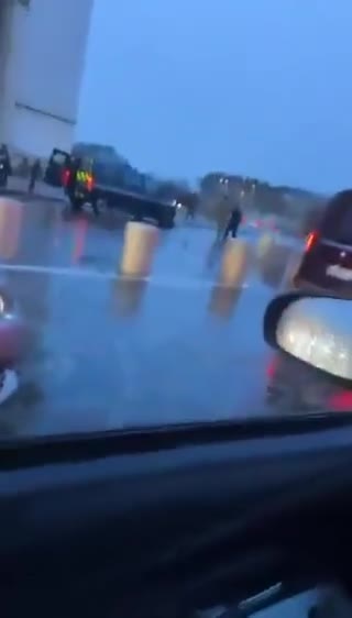 Paris : un fiché S, Brahim B.,  attaque un gendarme au couteau près de l’Arc de Triomphe lors du ravivage de la flamme, le militaire riposte par balles. Il avait poignardé 2 policiers à Bruxelles en 2012 en représailles à l'interdiction du port du niqab