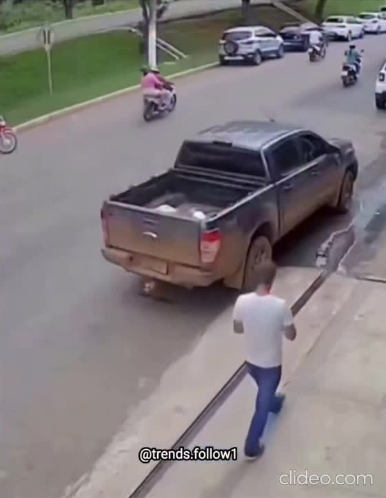 La légende raconte, qu'il attend toujours, que son pote lui ouvre la porte...