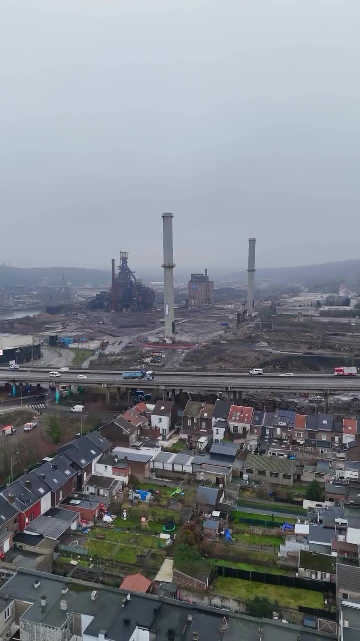 Dynamitage des deux cheminées du HFB (ça fait très post apo)