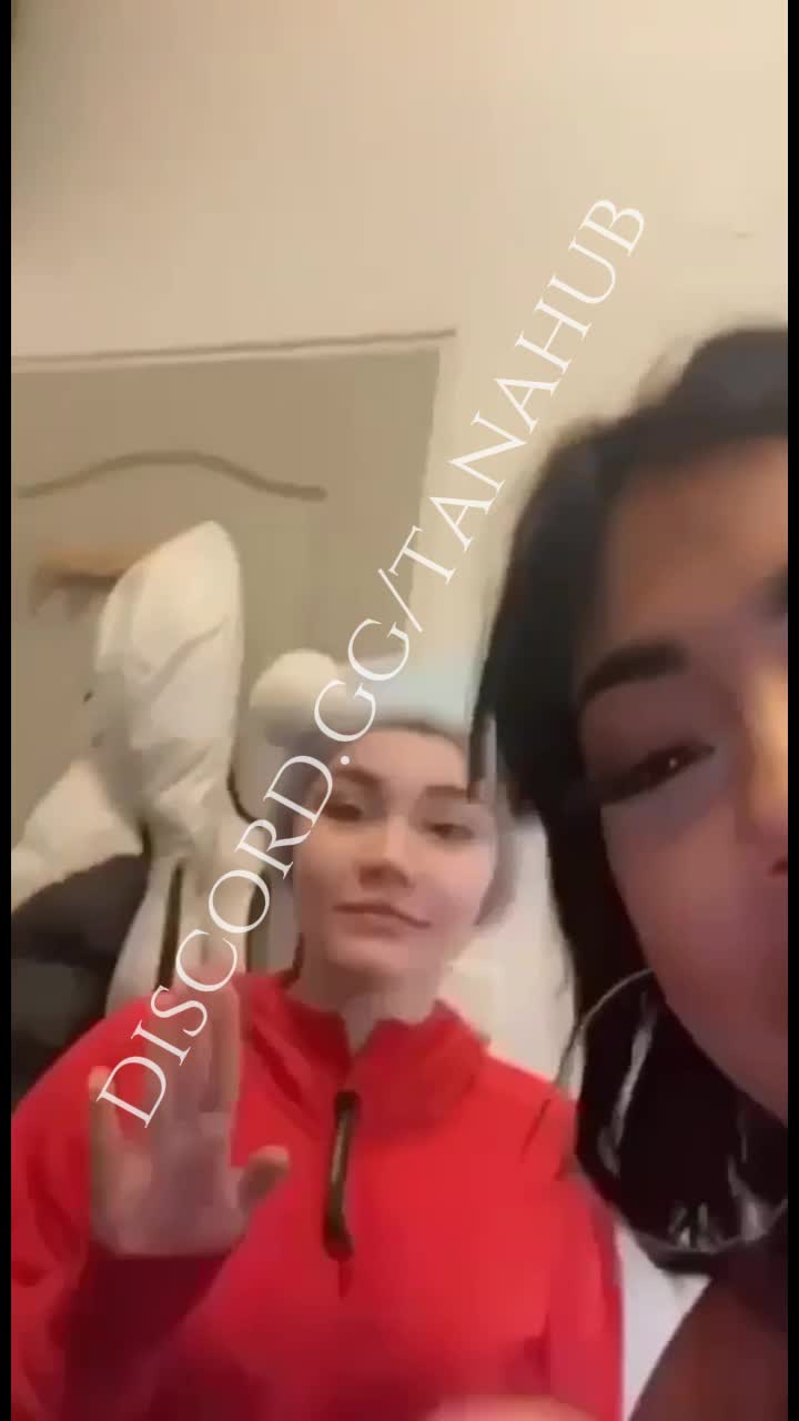 Quelqu'un peut-il mettre un nom sur la fille à lunette (+ Source), SVP ? (ne faites pas attention au lien discord)