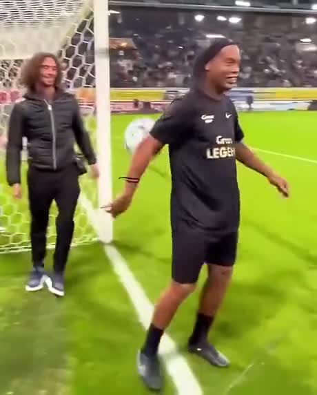 Ronaldinho LE GOAT