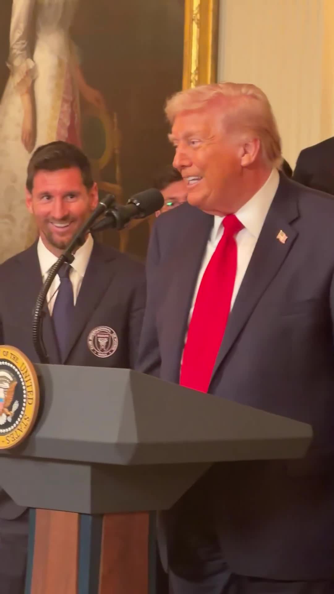 Lors de la réception de Messi et de l’Inter Miami, Donald Trump a profité du moment pour faire "l’éloge" de Cristiano Ronaldo 🇺🇸👀🇵🇹 : « Mon fils pense que tu es quelqu’un de formidable, Messi. C’est un grand fan de football : il t’admire… et il admire aussi Cristiano Ronaldo.
