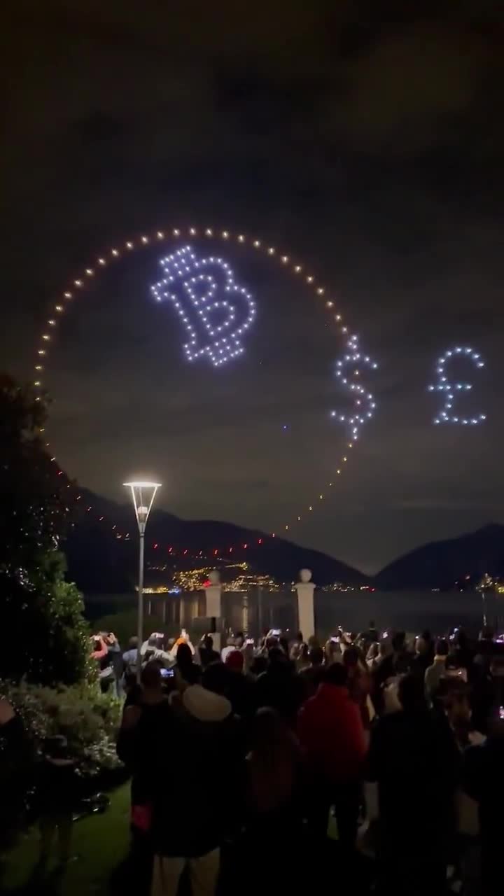 Enorme publicité Bitcoin affichée au-dessus de Lugano, Suisse 🇨🇭Bitcoin va dévorer votre monnaie fiduciaire.