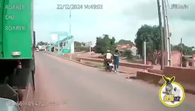 Une caméra attachée à un camion capture le moment même où un pont s'effondre au Brésil en 2024 faisant 14 morts et 3 disparus. Heureusement le motard portait un casque.