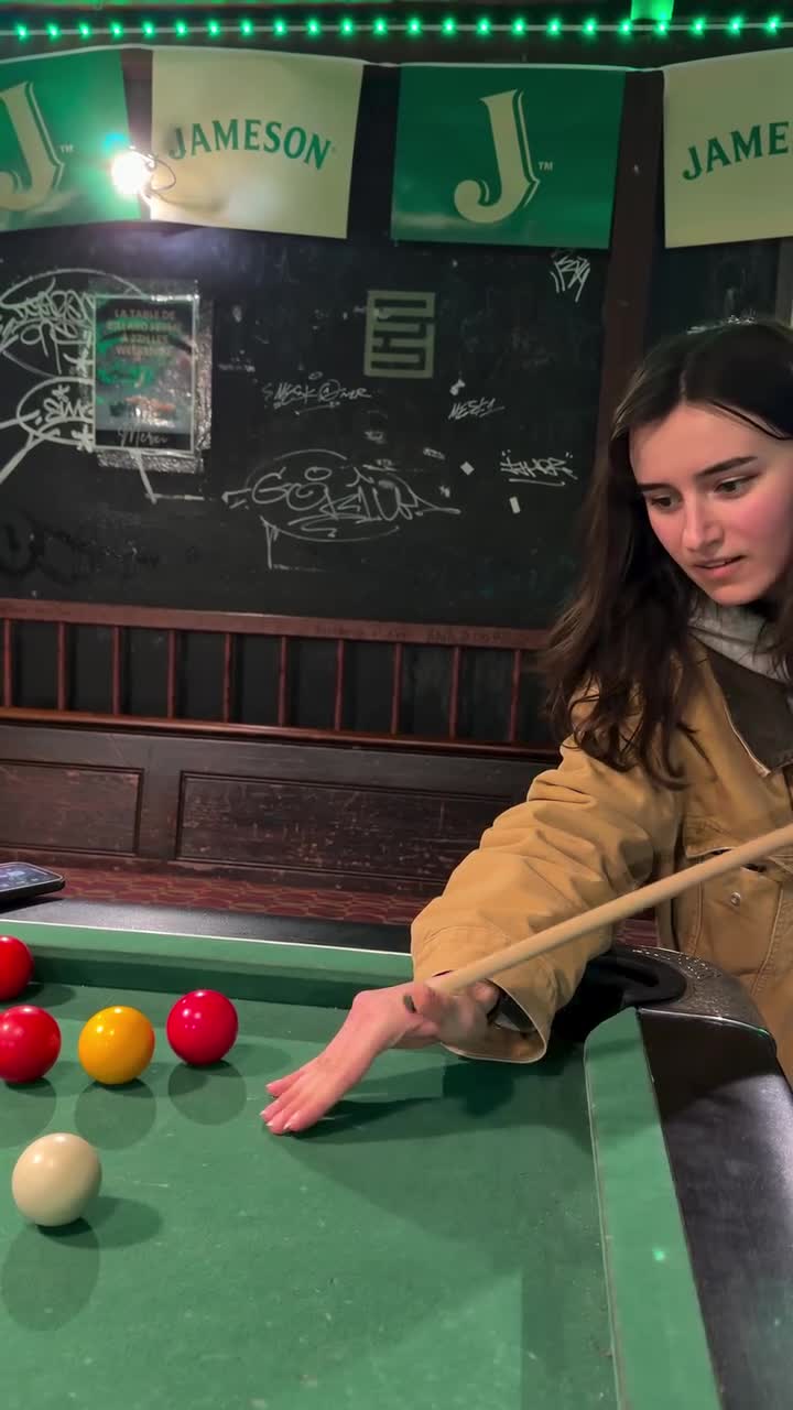 Alysee aime bien jouer au billard entre ami(e)s !