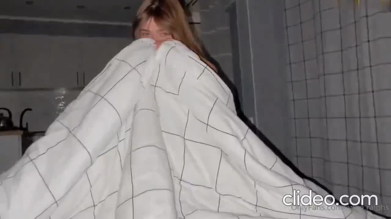 Sous les draps avec Anna.