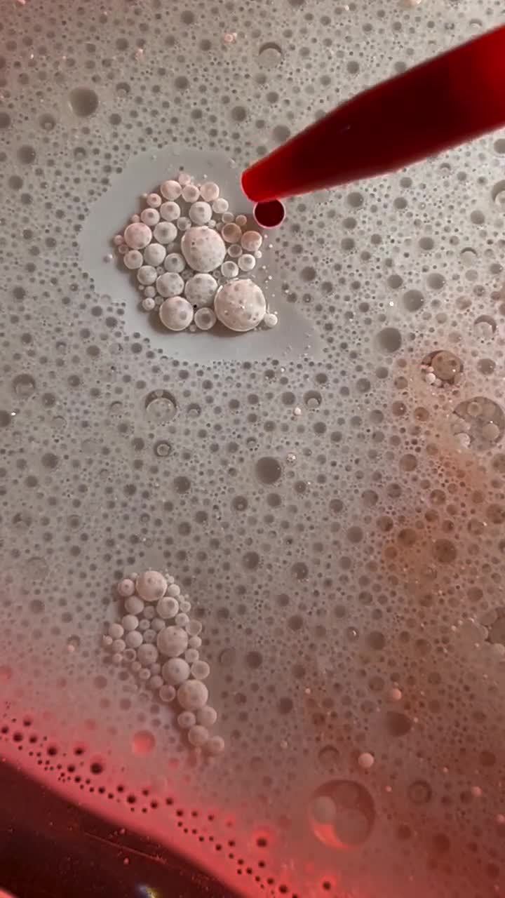 Du lait, quelques goutes d'huile et... du talent.