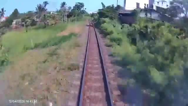 Un camion-benne a utilisé un passage piéton improvisé pour traverser les voies ferrées et a eu un accident. ça finit malheureusement très mal pour le petit en vert