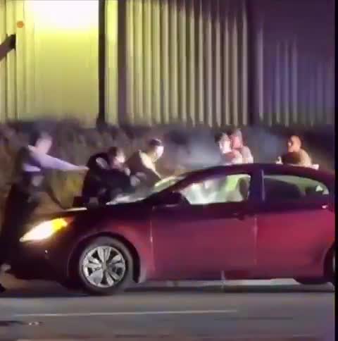 Une vérification d'immatriculation a dégénéré quand le passager a ignoré les ordres, s'est armé et a tiré de l'intérieur du véhicule. Les adjoints avaient déjà mis le conducteur en sécurité, et après l'échec des pistolets à impulsion électrique, ils ont ouvert le feu, le tuant sur place.