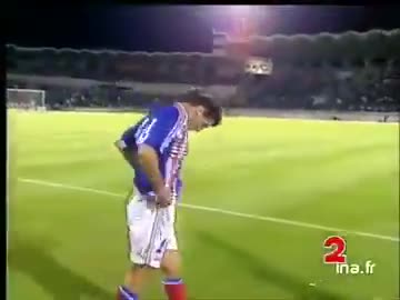 Le 17 août 1994, la France 🇫🇷 perdait 0-2 face à la toute récemment fondée République tchèque 🇨🇿.  L'entraîneur a décidé de faire entrer un prometteur milieu de terrain de Bordeaux nommé Zinedine Zidane. Le match s'est terminé sur un 2-2 avec deux buts. Le reste n'est qu'histoire.