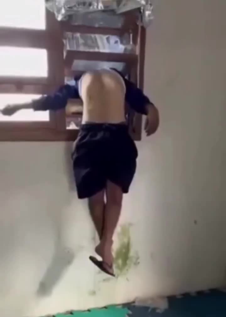 Un homme a voulu cambrioler une église en passant par la fenêtre, mais tout ne s'est pas passé comme prévu.