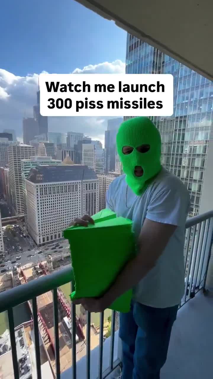 Un homme masqué lance 300 avions en papier du haut d'un immeuble à Chicago.