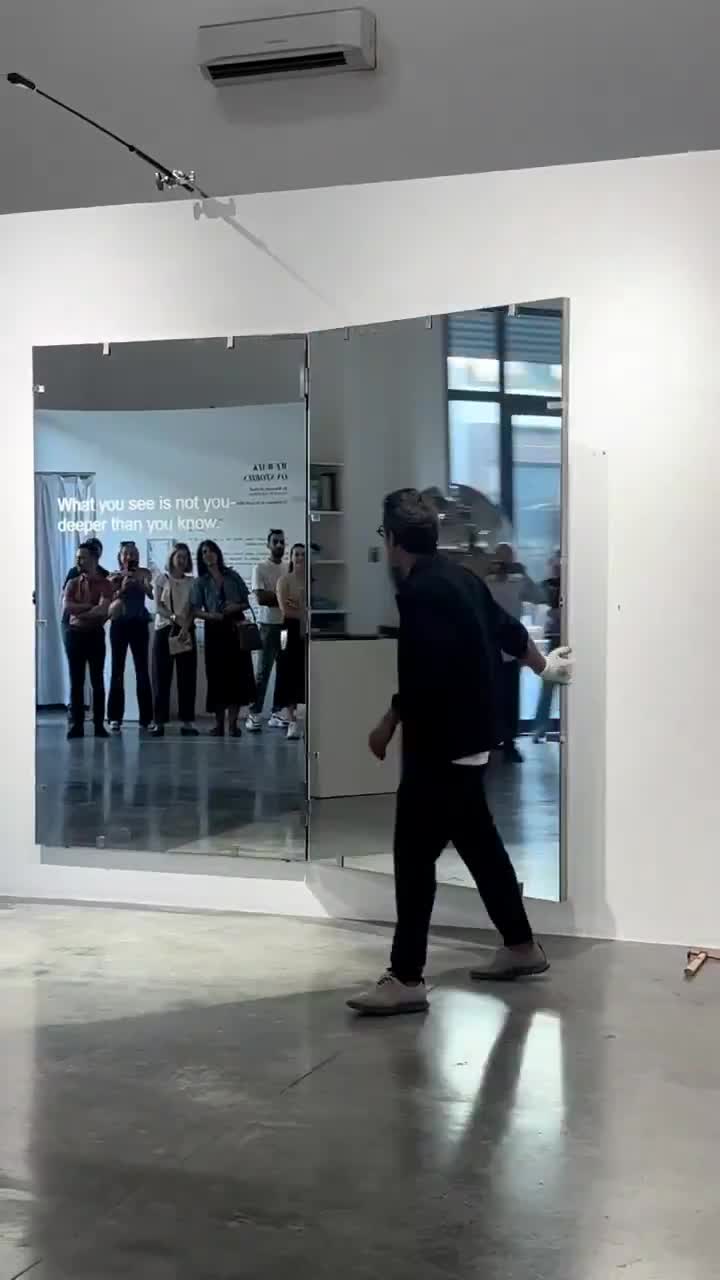 Œuvre "artistique" dans une exposition à Dubaï par l'artiste syrien Khazima Al-A'id.
