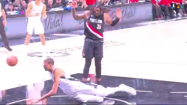 Victor Wembanyama a subi un gros choc au visage, face contre le sol, le mettant KO pendant quelques secondes. Il est sorti du parquet et ne rejouera pas ce soir.