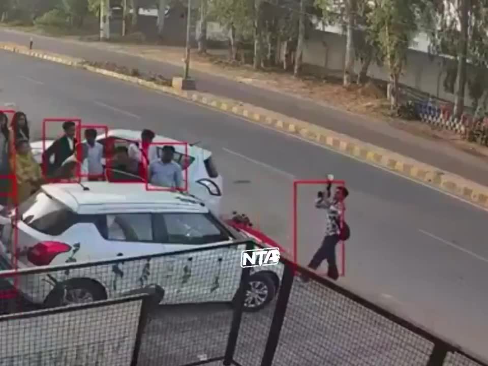 En Inde, alors qu'un jeune couple effectuait le rituel traditionnel d'adieu devant la maison des parents de la mariée...