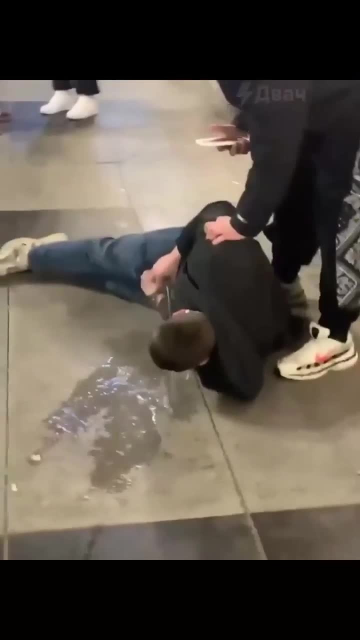 Après avoir été gazé par la sécurité, un individu alcoolisé essaie de soulager la douleur en se rinçant les yeux avec sa propre urine
