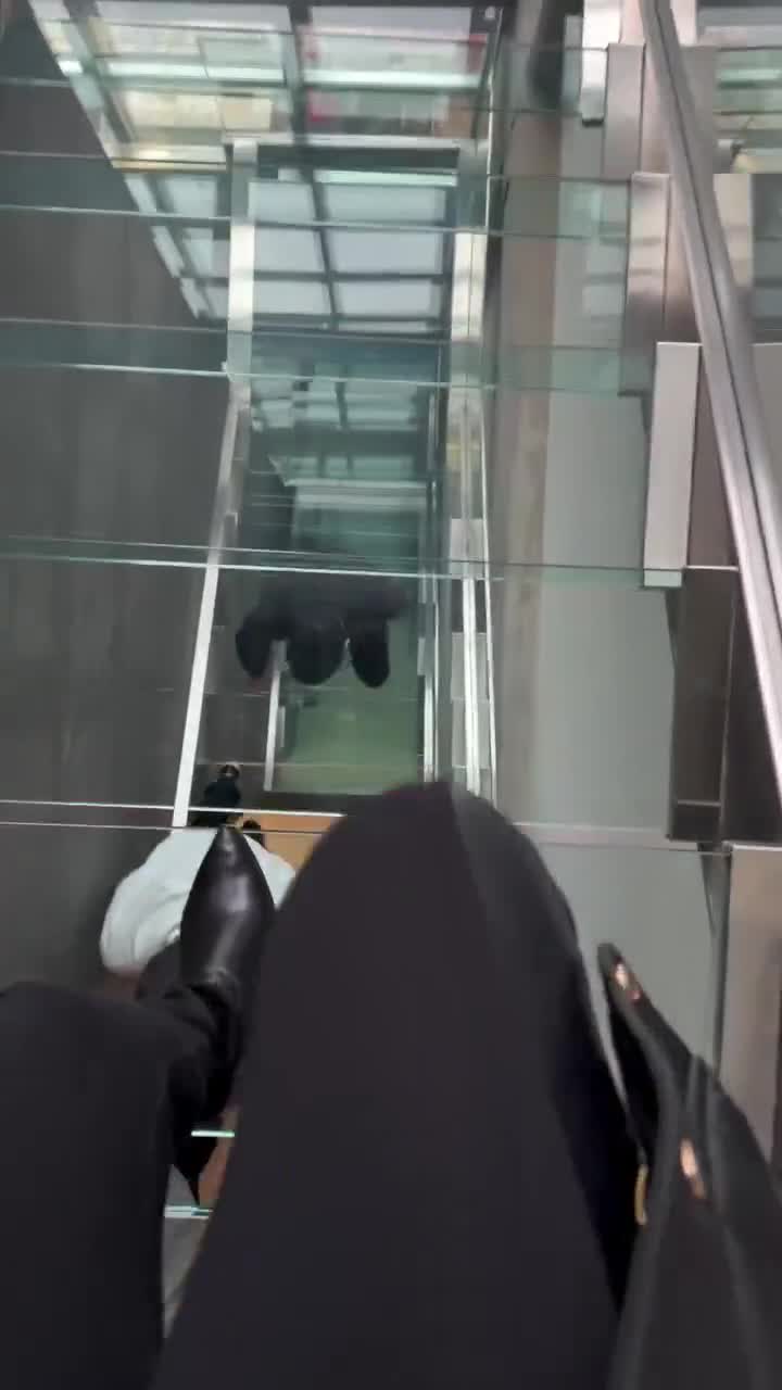 Nan je vais prendre l'ascenseur m'attendez pas