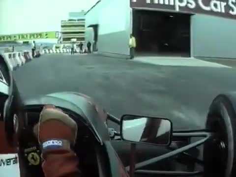GP d'Espagne, 1991. Après avoir purgé sa pénalité "stop-and-go", Jean Alesi traverse la voie des stands à pleine vitesse de course. La limitation de vitesse à cet endroit sera introduite en 1994.