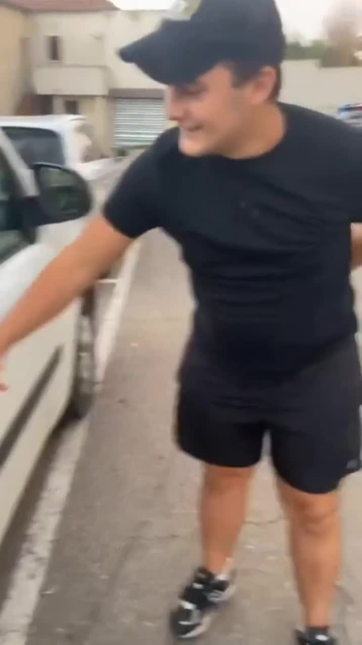 Rares images d'un Kangoo qui accouche