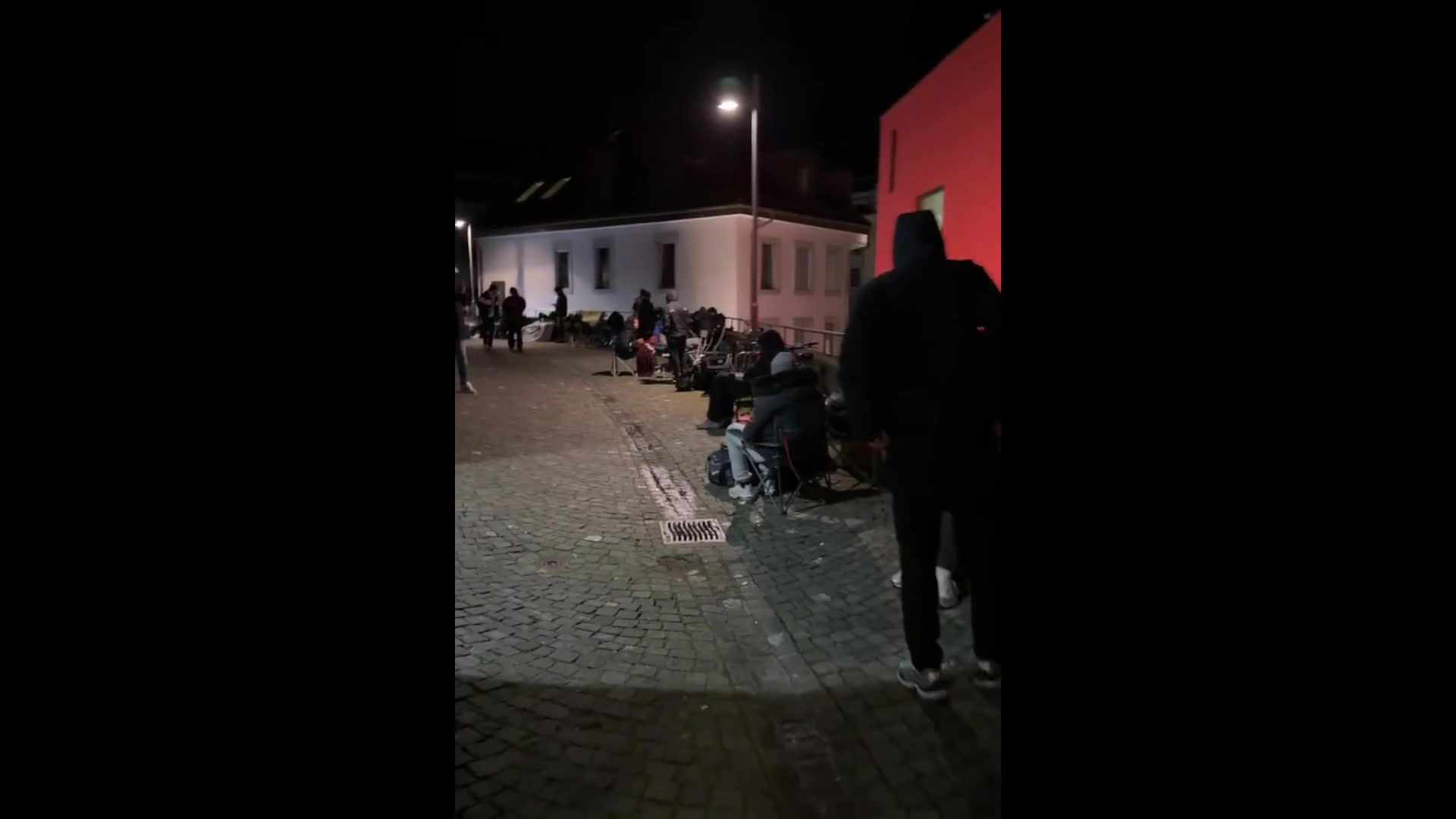 Les acharnés (Veille de la sortie de la Swatch x AP "Royal Pop" à Lausanne)