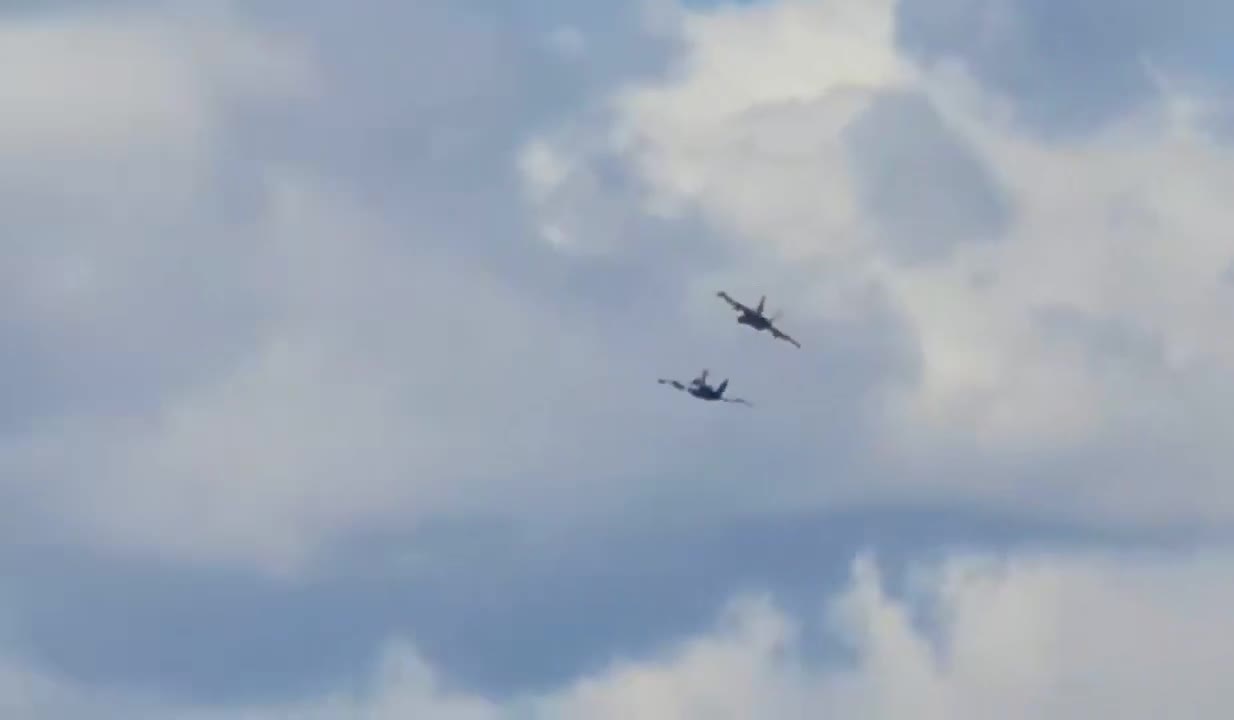 Collision en plein vols de 2 chasseurs E/A-18 Growlers lors d'un Airshow sur la Mountain Home Air Force Base