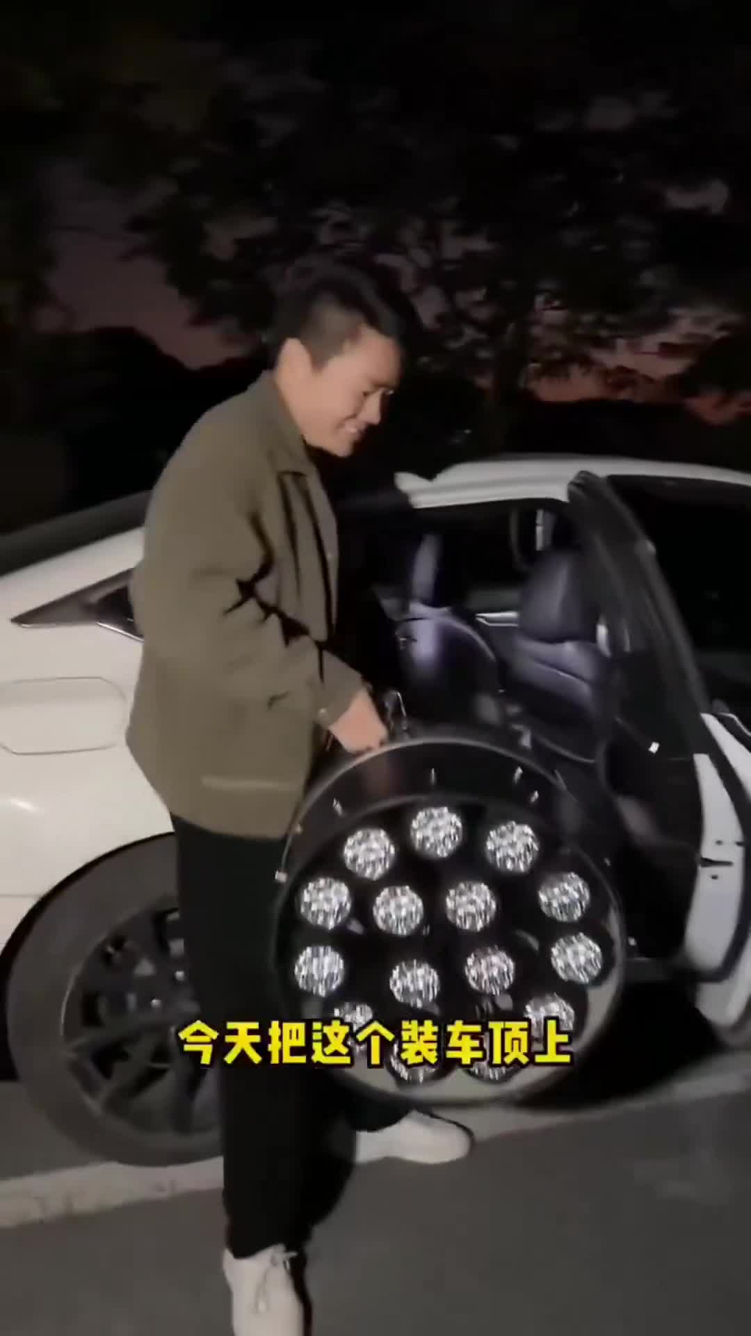 Chine : un streamer éblouit les automobilistes récalcitrants avec une lampe de 500 000 lumens montée sur sa voiture.