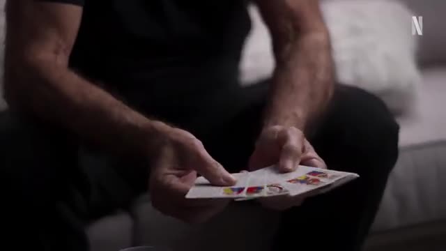 Scène coupée par Netflix. Cet homme est décidément très spécial.