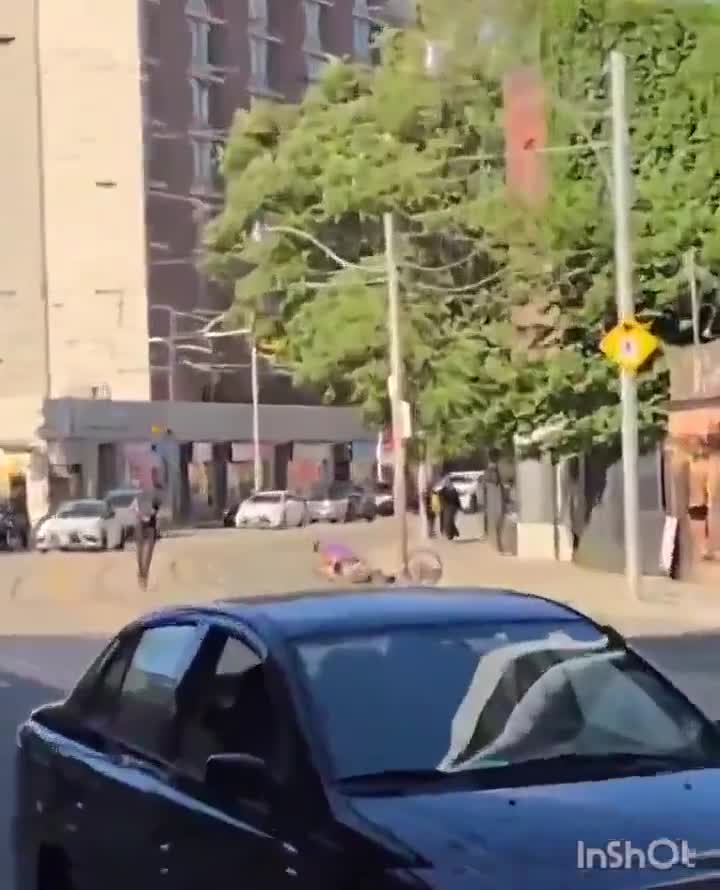 Toronto : un homme tente de voler un vélo et se fait frapper par le propriétaire. Un homme en trottinette s’arrête alors pour les écarter mais le voleur tente alors de voler sa trottinette puis se fait de nouveau maîtriser avant de fuir.