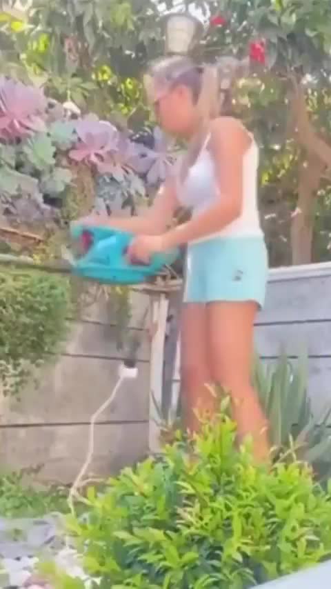 Une blonde, du bricolage, la vie