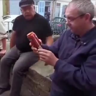 C'est tellement ça les habitués de la place du village