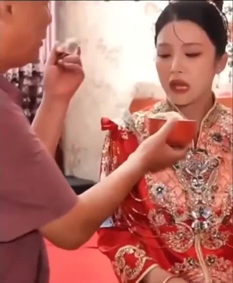 En Chine la tradition veut que le père de la mariée la nourrisse une dernière fois avant son mariage
