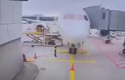 Un Boeing 787-9 de Lufthansa, immatriculé D-ABPQ, a subi d'importants dégâts suite à l'affaissement de son train d'atterrissage à la porte d'embarquement à Francfort. En conséquence, le vol LH450 prévu aujourd'hui a été annulé.