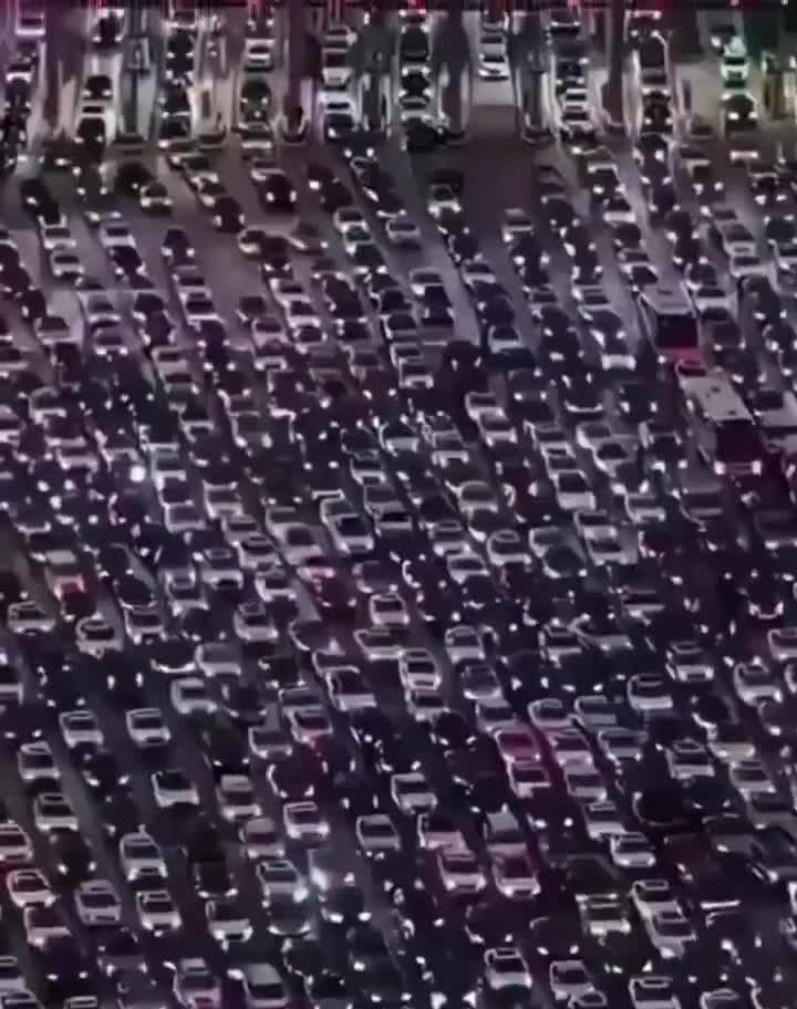 En Chine il y a une autoroute à 50 voies qui passe à 4. Trop envie de larguer des parisiens dedans pour faire une expérience sociale.