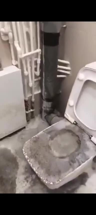 En Russie, un "génie" après une rénovation a décidé de se débarrasser du ciment en trop et l'a versé… dans les toilettes. Le système d'évacuation a cessé de fonctionner dans tout le bâtiment.