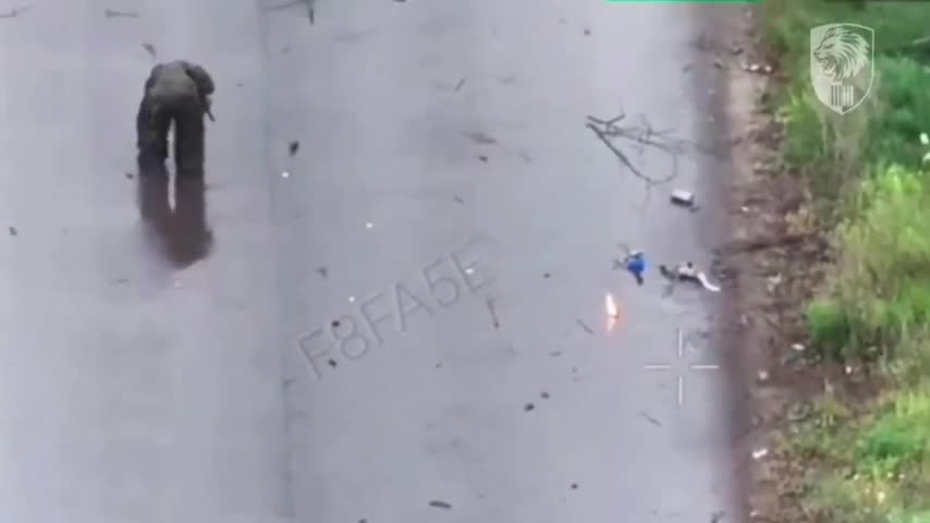 Ce génie ramasse les morceaux d'un drone abattu et les brûle...