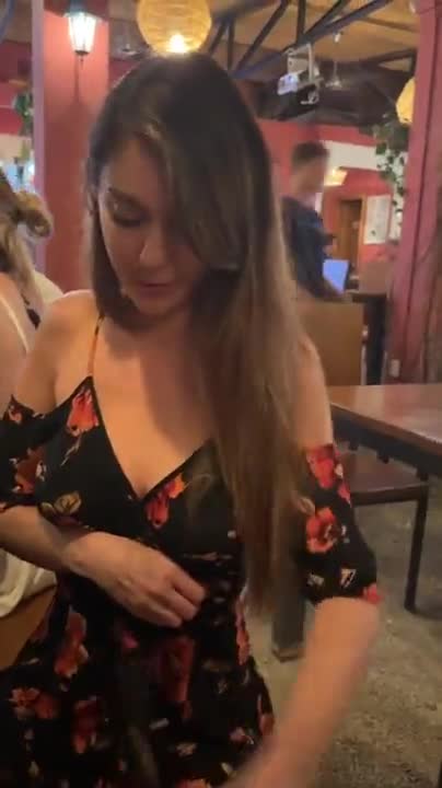 Ellie James sort prendre un verre