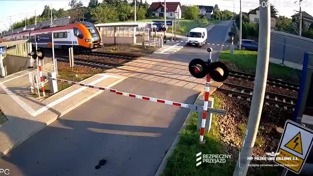 Exemple élémentaire expliquant pourquoi on ne s'engage pas sur un passage à niveau quand les feux sont encore allumés.