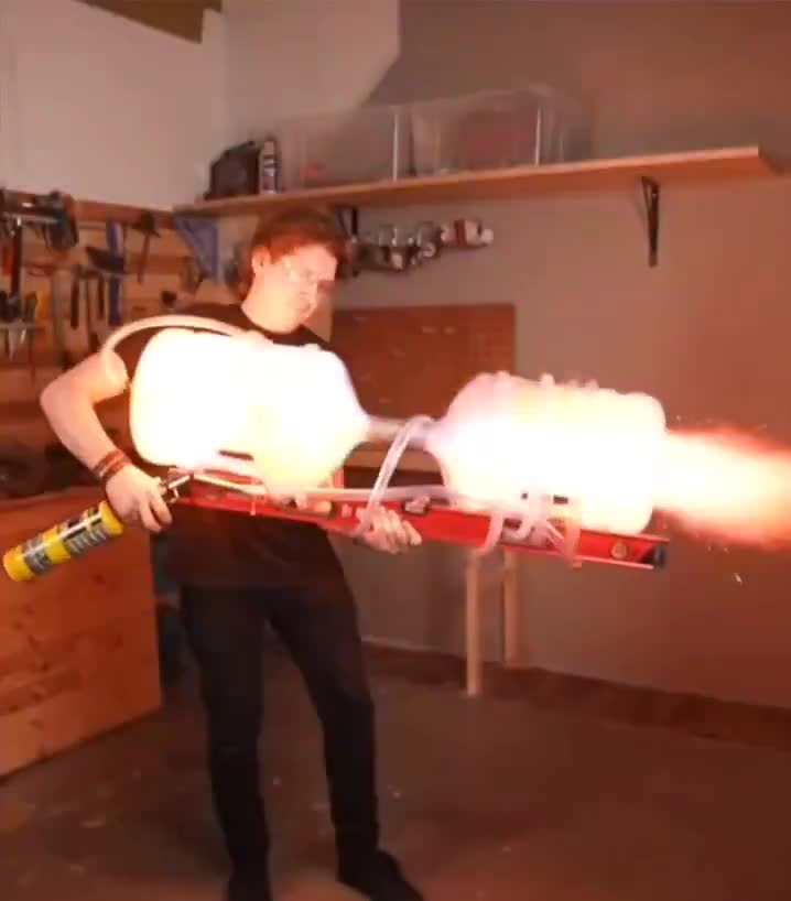 Construction d'un canon à plasma avec deux bombonnes d'eau.