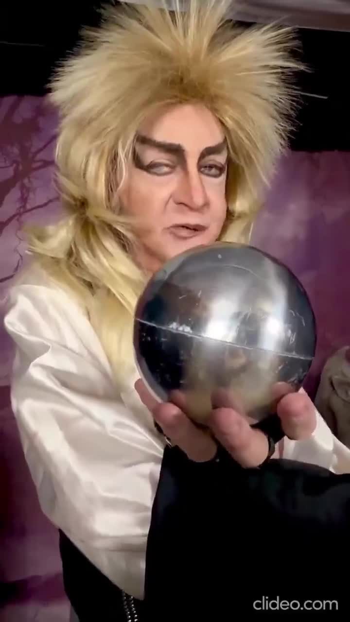 Je ne sais pas ce qui m'interroge le plus dans cette vidéo