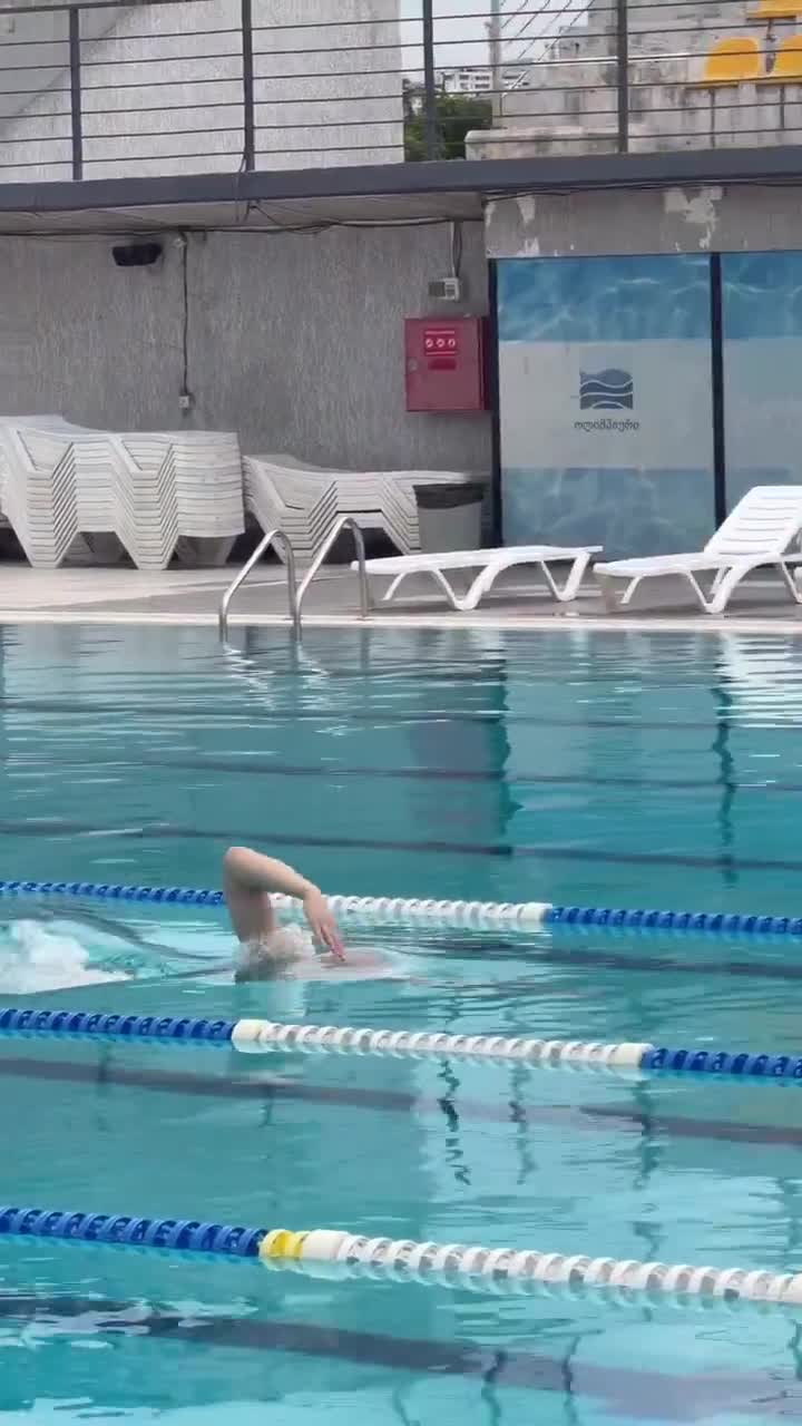 Une vidéo de pas moi en train de nager