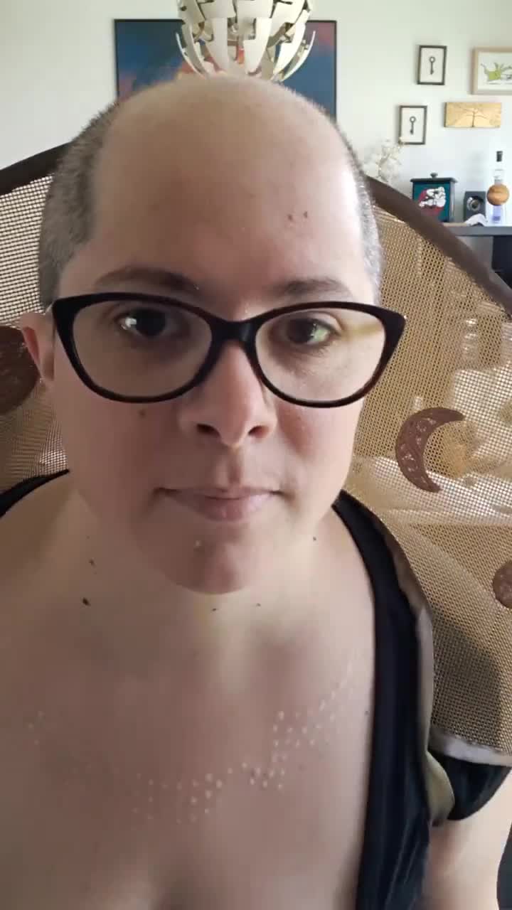 Entre le g/calvicie et le g/boobs