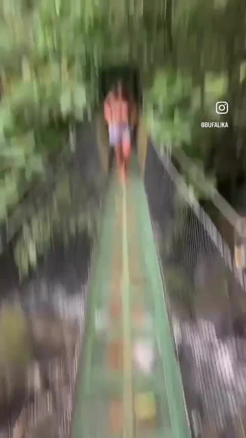 Au détour d'un pont suspendu