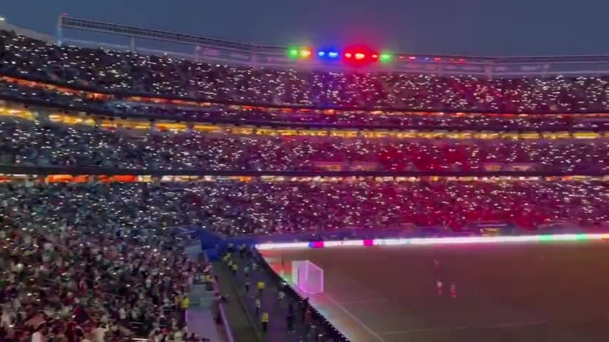 Lors d'un match de Coupe du Monde de football, un code QR est apparu sur l'écran du stade. Après que les fans l'aient scanné, des milliers de lampes de téléphone à l'intérieur du stade ont été synchronisées pour former un spectacle de lumière coordonné à travers les gradins.
