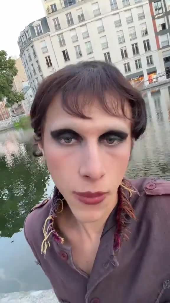 Caricature parisienne dans une coquille de noix.