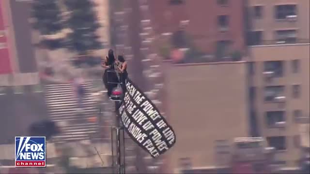 Deux personnes viennent d’escalader le sommet de l’Empire State Building à New York, où elles tiennent une bannière sur laquelle on peut lire : « Quand la puissance de l’amour surpassera l’amour du pouvoir, le monde connaîtra la paix. » Bravo parce que perso, j'ai eu super peur du vide en visitant