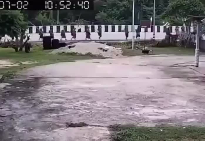Thailande : un enfant de 11 ans au volant d'un pick-up fauche un groupe de moines en pèlerinage, 9 morts.