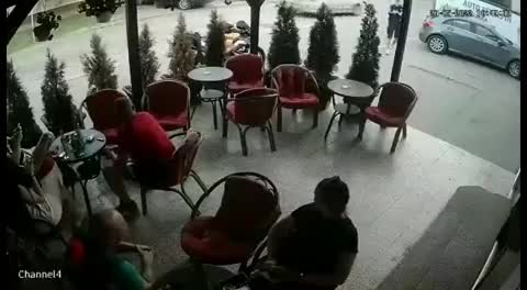 On dirait le coyote qui n'y arrive pas avec Bip-Bip et monte en gamme