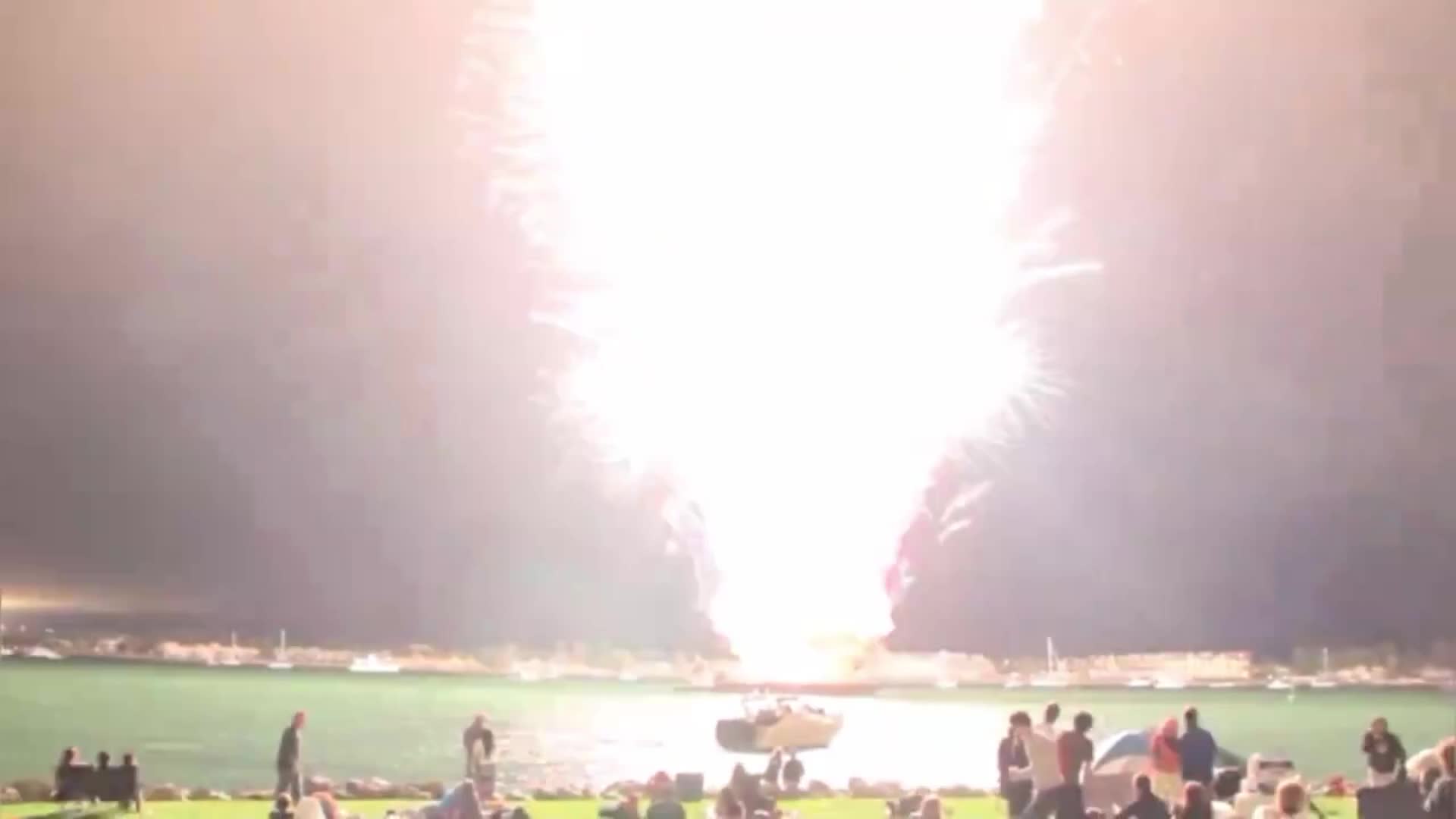4 juillet 2012 à San Diego, Californie. 7 000 feux d'artifice ont explosé en même temps. Le spectacle prévu en 17 minutes n'a duré que 30 secondes en raison d'un bug.